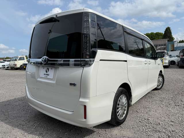 Toyota Voxy 2