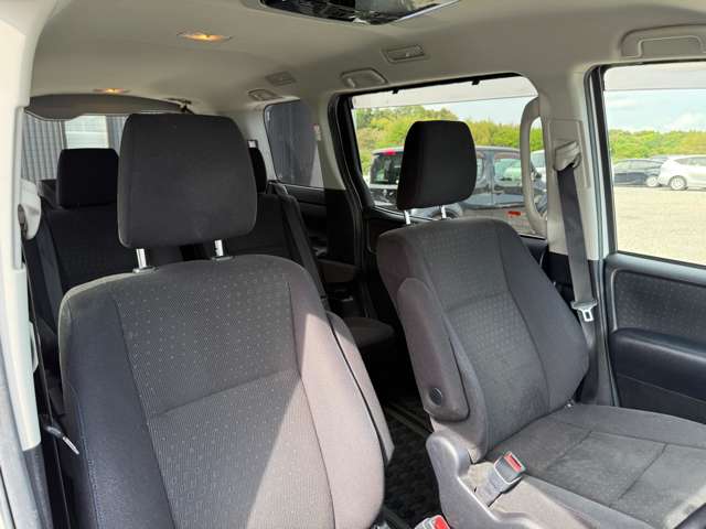 Toyota Voxy 8