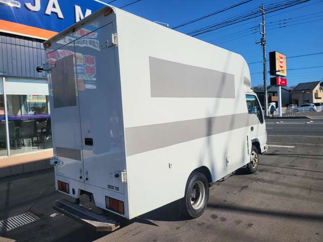 Isuzu Elf Van 11
