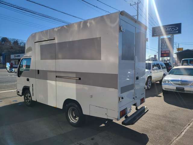 Isuzu Elf Van 2