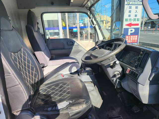 Isuzu Elf Van 3