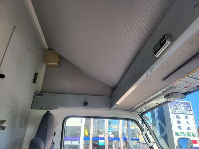 Isuzu Elf Van 4