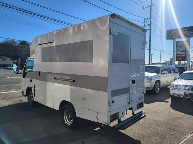 Isuzu Elf Van 8