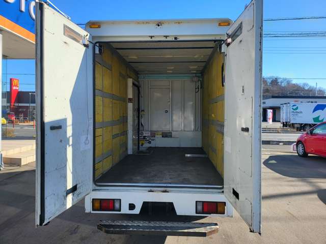Isuzu Elf Van 9