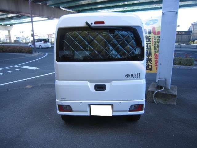 Daihatsu Hijet Cargo 4