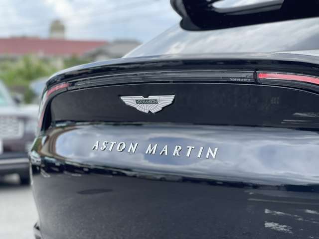 Aston Martin DBX 11