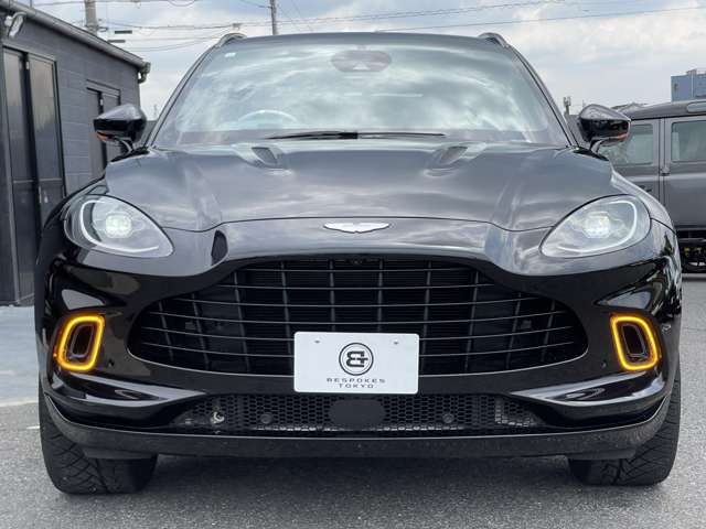 Aston Martin DBX 4
