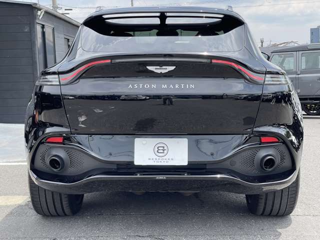 Aston Martin DBX 5