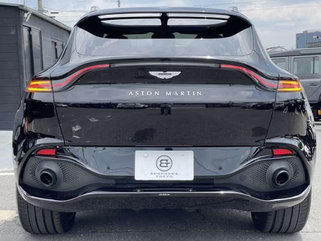 Aston Martin DBX 6