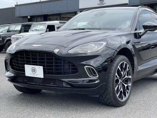 Aston Martin DBX 8