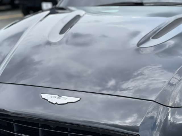 Aston Martin DBX 9