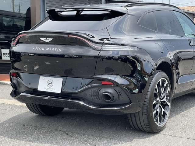 Aston Martin DBX 10