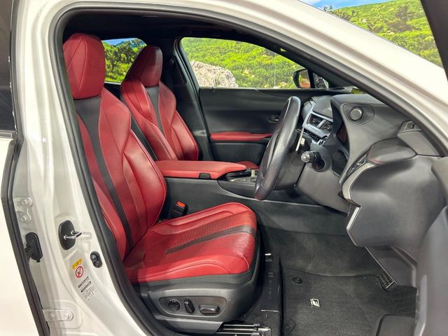 Lexus UX 8