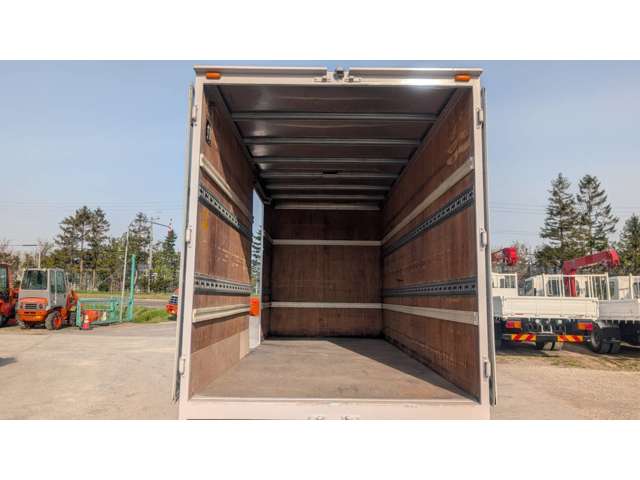 Mitsubishi Fuso Canter 9
