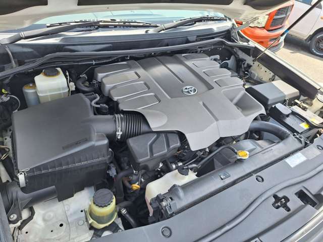 Toyota Land Cruiser 200 8