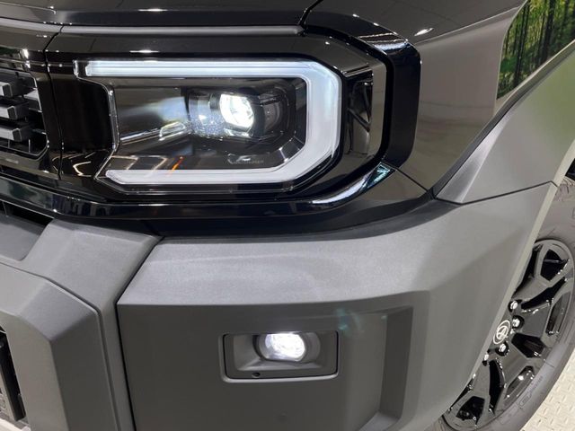 Toyota Land Cruiser FJ 12
