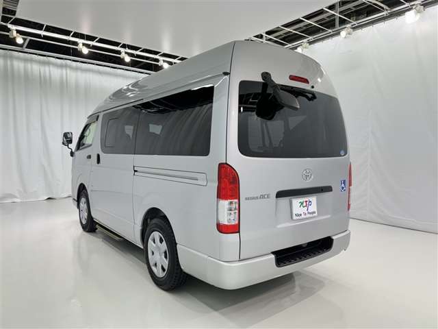 Toyota Regius Ace 6