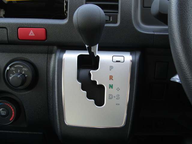 Toyota Hiace Van 6