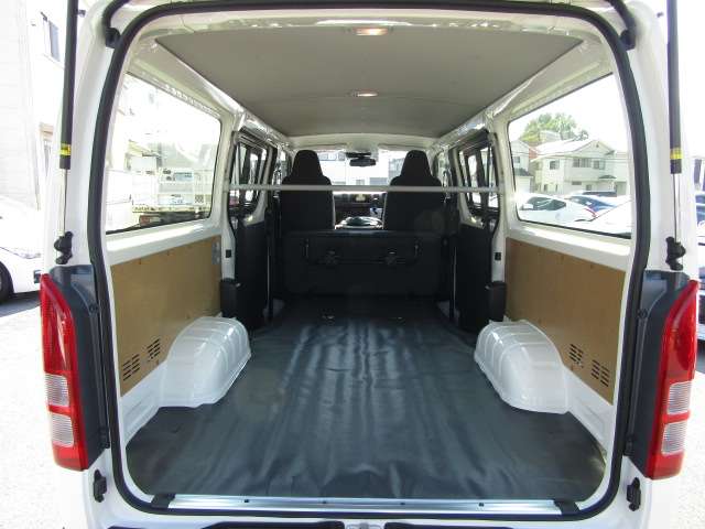 Toyota Hiace Van 9