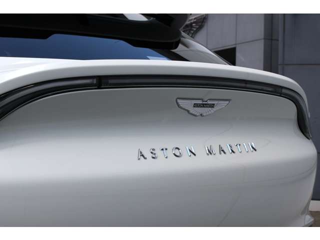 Aston Martin DBX 12