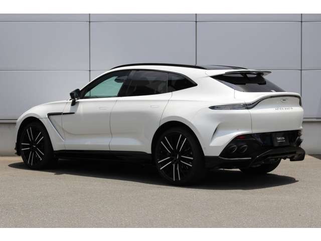 Aston Martin DBX 2