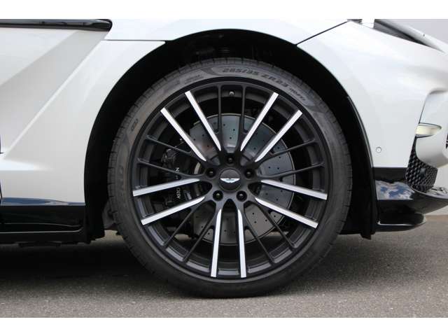 Aston Martin DBX 4
