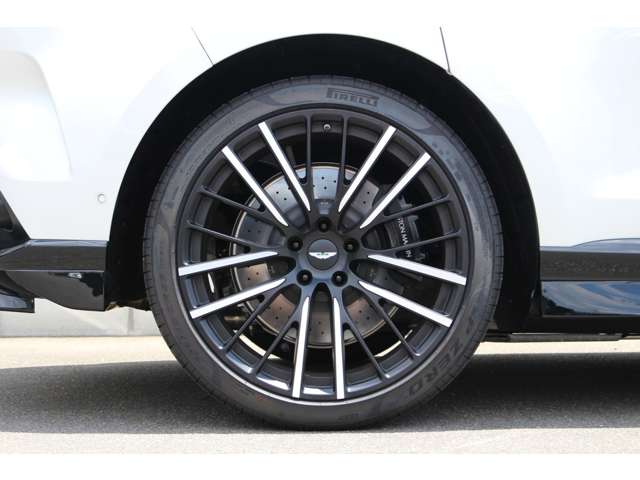 Aston Martin DBX 5