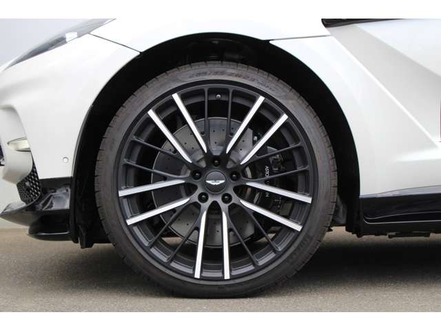Aston Martin DBX 6