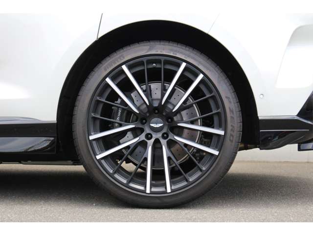Aston Martin DBX 7