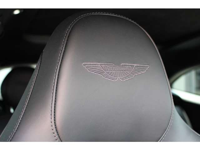 Aston Martin DBX 8