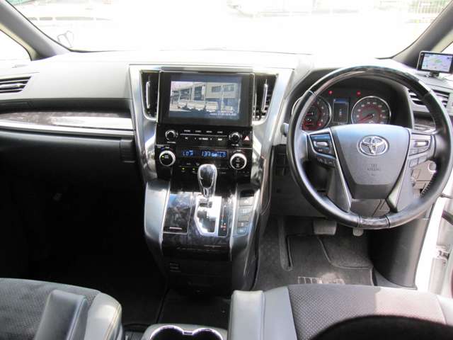 Toyota Alphard 3