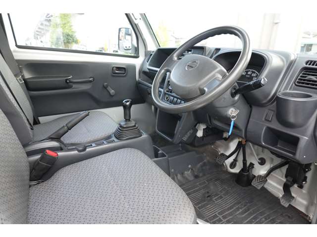 Nissan NT100 Clipper 6