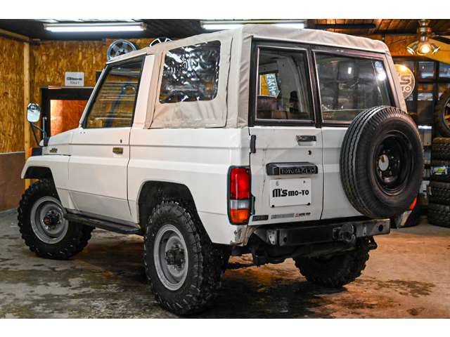 Toyota Land Cruiser 70 11