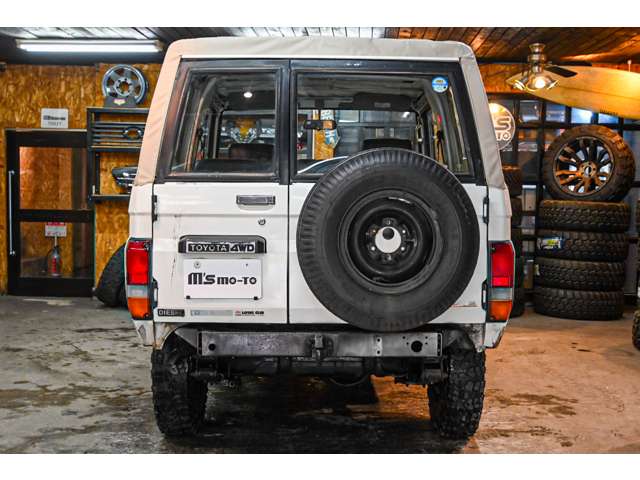 Toyota Land Cruiser 70 12