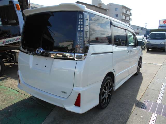 Toyota Noah 3