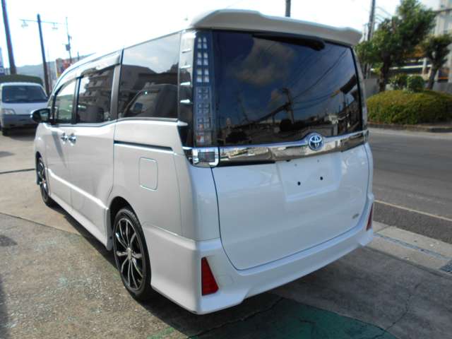 Toyota Noah 4