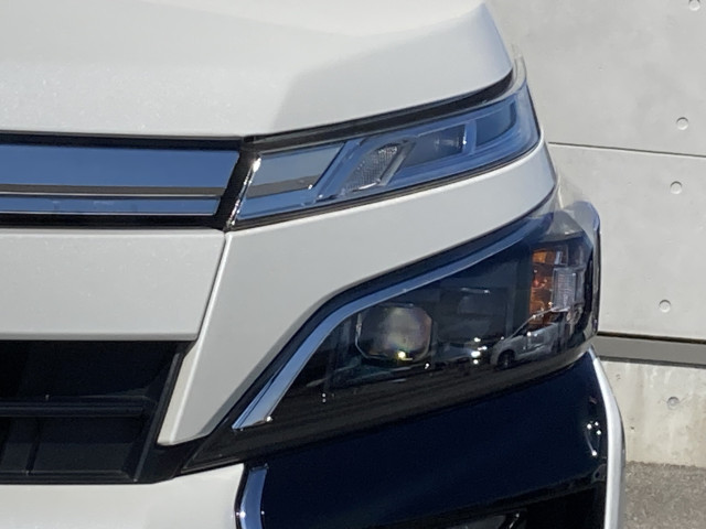 Toyota Voxy 11