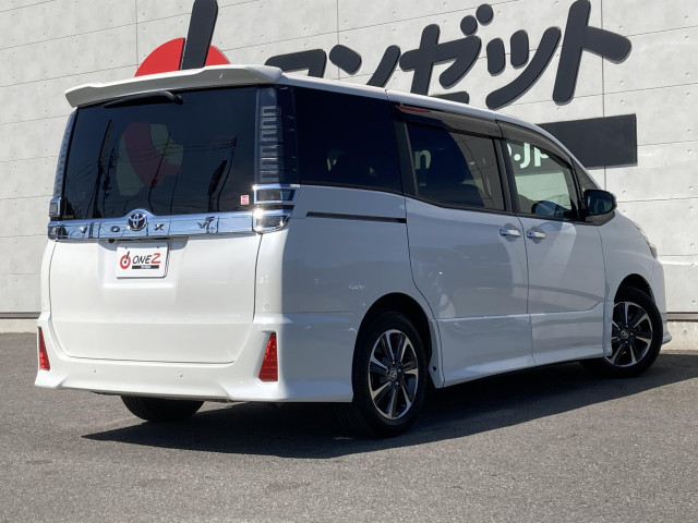 Toyota Voxy 3