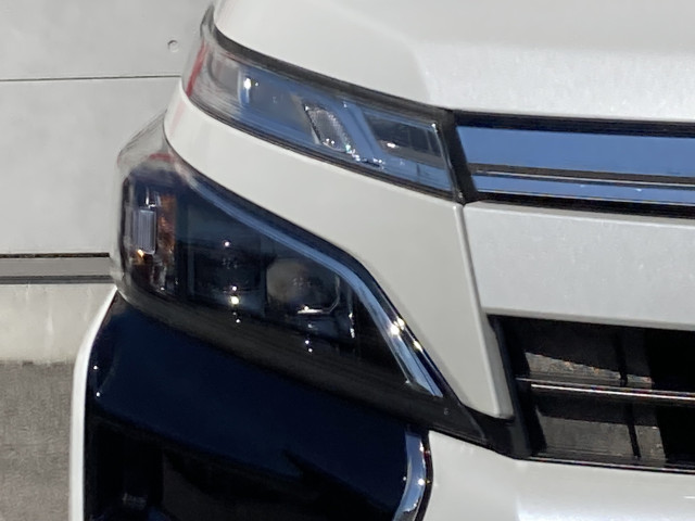 Toyota Voxy 9