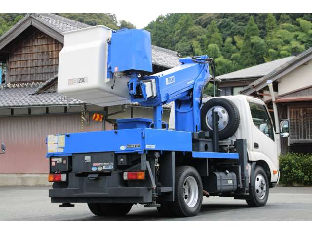 Hino Dutro 9