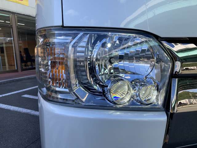 Toyota Hiace Van 4