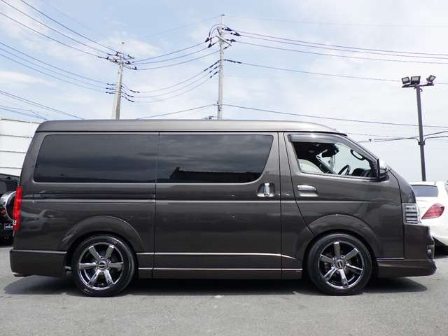 Toyota Hiace Van 11
