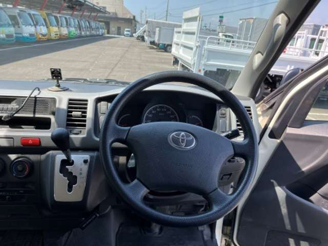 Toyota Hiace Commuter 11