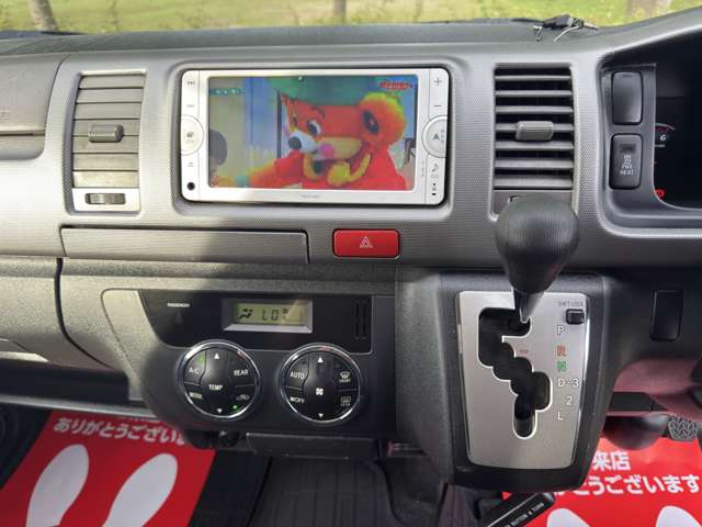 Toyota Hiace Van 7
