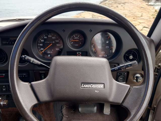 Toyota Land Cruiser 60 2