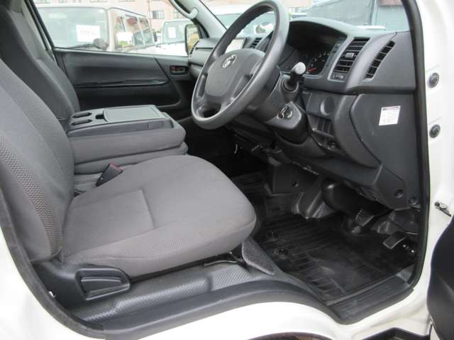 Toyota Hiace Van 11