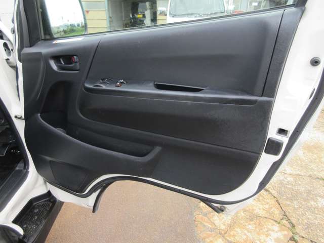 Toyota Hiace Van 12