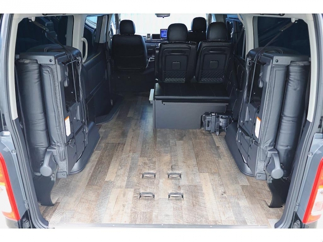 Toyota Hiace 4
