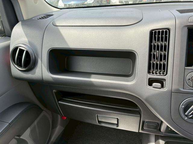 Nissan AD 7