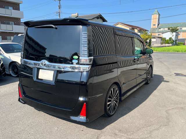 Toyota Voxy 8